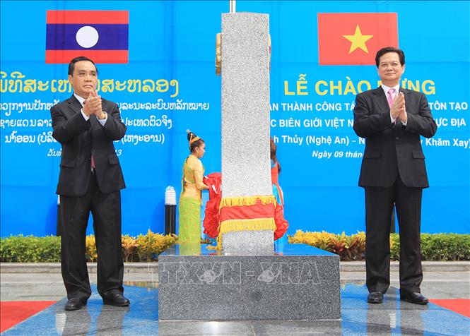 Trong ảnh: Thủ tướng Nguyễn Tấn Dũng và Thủ tướng Lào Thongsing Thammavong tại Lễ khánh thành cột mốc đại số 460 và Lễ chào mừng hoàn thành công tác tăng dày, tôn tạo mốc biên giới Việt Nam – Lào trên thực địa, sáng 9/7/2013, tại khu vực cặp cửa khẩu Thanh Thủy (Nghệ An) – Namon (Bolykhamxay). Ảnh: Đức Tám - TTXVN