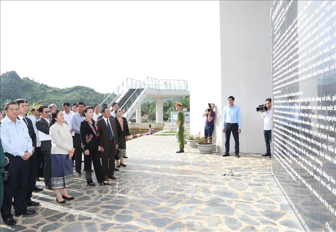 Trong ảnh: Chủ tịch Quốc hội Nguyễn Thị Kim Ngân và Chủ tịch Quốc Lào Pany Yathotou tham quan Khu Di tích lịch sử Trung đoàn 52 Tây Tiến thuộc huyện Mộc Châu, tỉnh Sơn La, ngày 7/7/2017. Ảnh: Trọng Đức – TTXVN