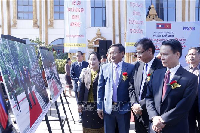 Trong ảnh: Sáng 6/12/2017, tại Cung Văn hóa Quốc gia ở thủ đô Vientiane, Thông tấn xã Việt Nam tổ chức khai mạc triển lãm ảnh với chủ đề “Quan hệ Việt Nam - Lào mãi mãi vững bền hơn núi, hơn sông”. Ảnh: Phạm Kiên – TTXVN 