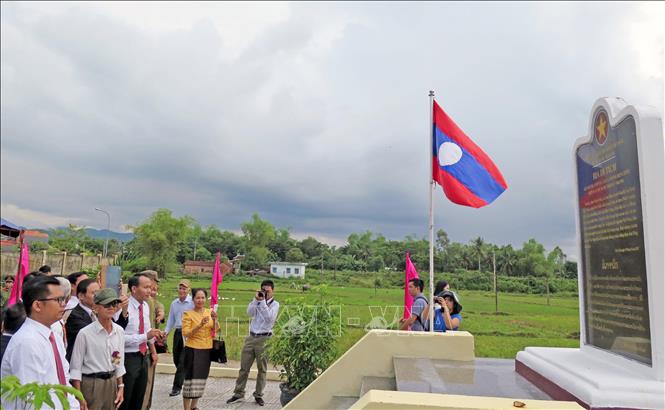 Trong ảnh: Các đại biểu hai nước Việt Nam – Lào tham quan Di tích quốc gia Khu kháng chiến Hạ Lào và Phòng Biên chính miền Nam Trung bộ (tháng 9/2017). Ảnh: Đỗ Văn Tưởng – TTXVN