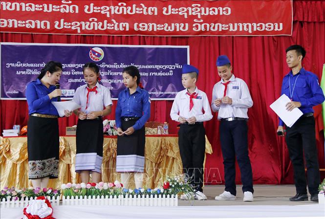 Trong ảnh: Ngày 22/9/2017, Thành đoàn Vientiane tổ chức cuộc giao lưu và thi tìm hiểu về “Mối quan hệ và hợp tác Lào - Việt Nam” cho học sinh các trường tiểu học và Trung học phổ thông trên địa bàn thủ đô Vientiane. Ảnh: TTXVN