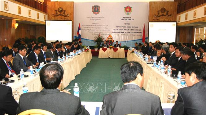 Trong ảnh: Ngày 6/3/2009, tại thành phố Đà Nẵng, Tổng cục Cảnh sát Việt Nam và Tổng cục Cảnh sát Lào phối hợp tổ chức Hội nghị hợp tác phòng chống tội phạm, giữ gìn trật tự an toàn xã hội giữa lực lượng Cảnh sát hai nước. Ảnh: Văn Sơn - TTXVN