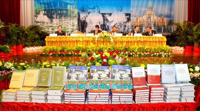Trong ảnh: Sách “Lịch sử quan hệ đặc biệt Việt Nam - Lào, Lào - Việt Nam” được trưng bày tại hội nghị tổng kết “Dự án biên soạn Lịch sử quan hệ đặc biệt Việt Nam - Lào, Lào - Việt Nam”, ngày 6/6/2011 tại Vientiane. Ảnh: Hoàng Chương - TTXVN