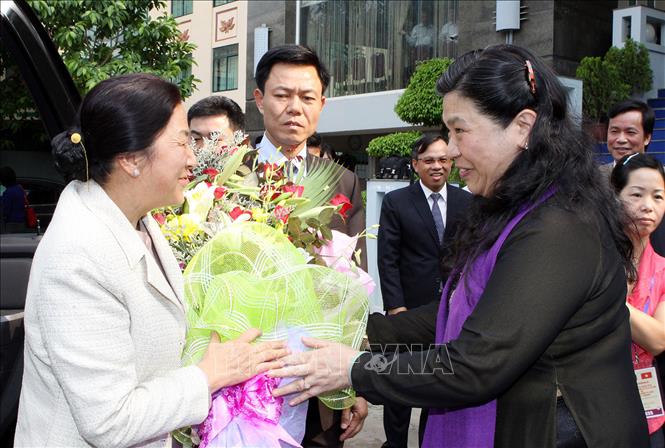 Trong ảnh: Phó Chủ tịch Quốc hội Tòng Thị Phóng đón Chủ tịch Quốc hội Lào Pany Yathotu Lào đến Sơn La tham dự Hội nghị quan hệ hợp tác Quốc hội Việt Nam – Lào, ngày 22/4/2012. Ảnh: Dương Giang - TTXVN