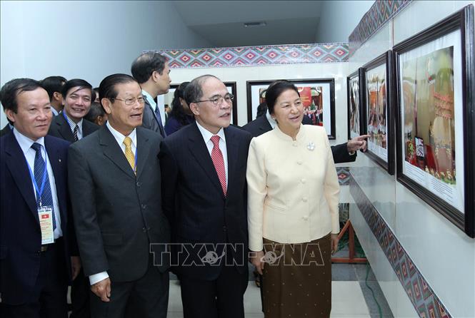 Trong ảnh: Chủ tịch Quốc hội Nguyễn Sinh Hùng và Chủ tịch Quốc hội Lào Pany Yathotou tham quan triển lãm ảnh 