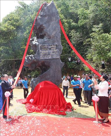 Trong ảnh: Chủ tịch Quốc hội Nguyễn Sinh Hùng và Chủ tịch Quốc hội Lào Pany Yathotou kéo băng khánh thành bia tưởng niệm tại Khu di tích tích lịch sử cách mạng Việt Nam - Lào tại bản Lao Khô, xã Phiêng Khoài, huyện Yên Châu, tỉnh Sơn La, ngày 24/4/2012. Ảnh: Nhan Sáng - TTXVN