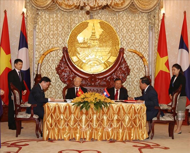 Trong ảnh: Trong chuyến thăm hữu nghị chính thức Lào, ngày 24/2/2019, Tổng Bí thư, Chủ tịch nước Nguyễn Phú Trọng và Tổng Bí thư, Chủ tịch nước Lào Bounhang Volachith chứng kiến Lễ ký thỏa thuận giữa Chính phủ hai nước về xây dựng và triển khai tuyến đường sắt Vũng Áng - Vientiane. Ảnh: Trí Dũng – TTXVN