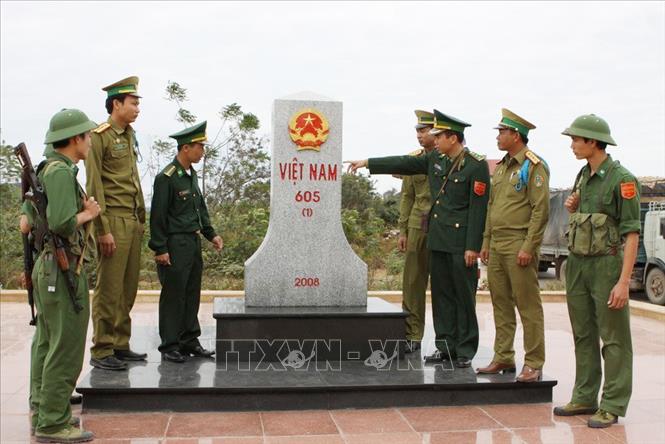 Trong ảnh: Bộ đội biên phòng hai nước tuần tra tại cột mốc biên giới 605 trên biên giới Việt - Lào. Ảnh: Anh Tôn – TTXVN