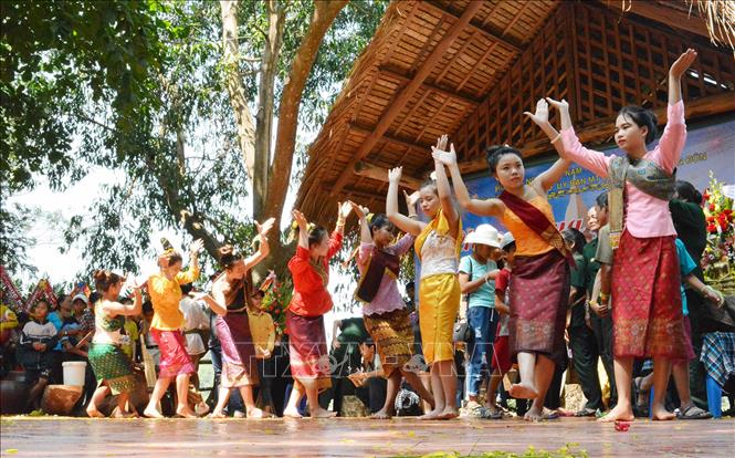 Trong ảnh: Ngày 15/4/2018, tại xã Krông Na, huyện Buôn Đôn (Đắk Lắk), Liên hiệp các tổ chức hữu nghị tỉnh Đắk Lắk và Hội hữu nghị Việt Nam – Lào tỉnh Đắk Lắk phối hợp với huyện Buôn Đôn tổ chức Tết cổ truyền Bunpimay – Lào 2018 cho cộng đồng dân tộc Lào cư trú trên địa bàn huyện Buôn Đôn. Ảnh: Tuấn Anh – TTXVN