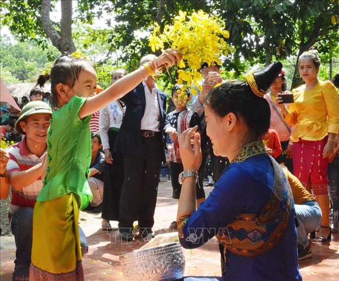 Trong ảnh: Ngày 15/4/2018, tại xã Krông Na, huyện Buôn Đôn (Đắk Lắk), Liên hiệp các tổ chức hữu nghị tỉnh Đắk Lắk và Hội hữu nghị Việt Nam – Lào tỉnh Đắk Lắk phối hợp với huyện Buôn Đôn tổ chức Tết cổ truyền Bunpimay – Lào 2018 cho cộng đồng dân tộc Lào cư trú trên địa bàn huyện Buôn Đôn. Ảnh: Tuấn Anh – TTXVN