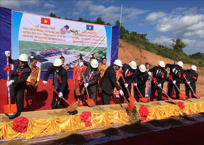 Trong ảnh: Sáng 15/12/2017, tại huyện Bounneua, tỉnh Phongsaly (Bắc Lào) diễn ra Lễ động thổ xây dựng Trường PTTH Bounneua, thuộc dự án xây dựng trường học sử dụng vốn viện trợ của Chính phủ Việt Nam dành cho Chính phủ Lào. Ảnh: TTXVN phát