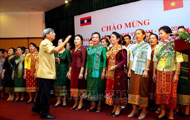 Trong ảnh: Cựu lưu học sinh Lào biểu diễn văn nghệ chúc mừng các thầy cô giáo Việt Nam tại Chương trình giao lưu giữa đoàn cựu lưu học sinh Lào và các thầy cô giáo cũ Việt Nam, tối 16/7/2012, tại Hà Nội, nhân dịp Năm hữu nghị đoàn kết Việt Nam – Lào 2012. Ảnh: Quý Trung - TTXVN