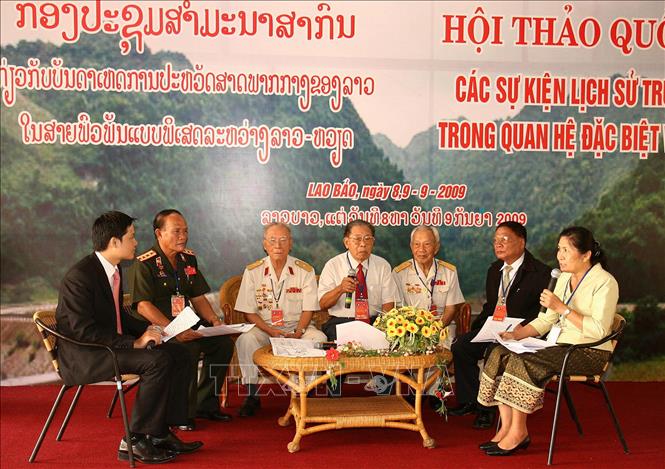 Trong ảnh: Chương trình giao lưu giữa các nhân chứng lịch sử 2 nước Việt Nam - Lào, ngày 9/9/2009, tại thị trấn Lao Bảo (Quảng Trị), trong khuôn khổ Hội thảo quốc tế “Các sự kiện lịch sử Trung Lào trong quan hệ đặc biệt Việt –Lào