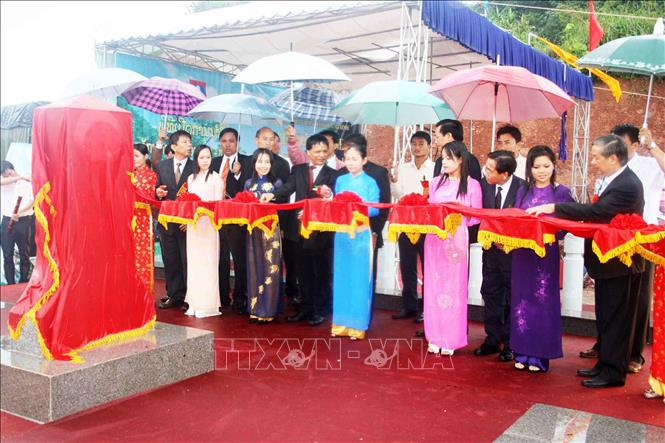  Trong ảnh: Lễ khánh thành cột mốc biên giới số 528 tại cặp cửa khẩu Chalo (tỉnh Quảng Bình, Việt Nam) - Naphau (tỉnh Khammuane, Lào), ngày 18/7/2009. Đây là cột mốc đầu tiên được hoàn thành trong tổng số 61 cột mốc trên tuyến biên giới giữa hai tỉnh có chiều dài hơn 170 km. Ảnh: Ngọc Châu - TTXVN