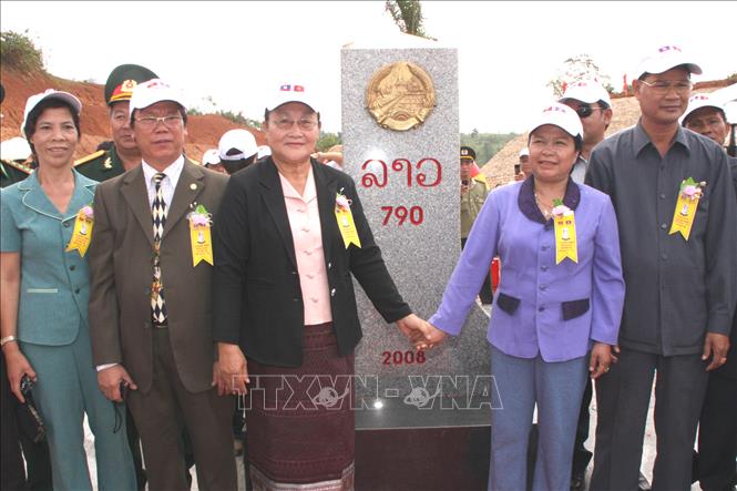 Trong ảnh: Lễ khánh thành cột mốc biên giới 790 tại cửa khẩu quốc tế Bờ Y (Kon Tum) – Phoukeua (Lào), ngày 19/5/2010. Ảnh: Trần Lê Lâm - TTXVN