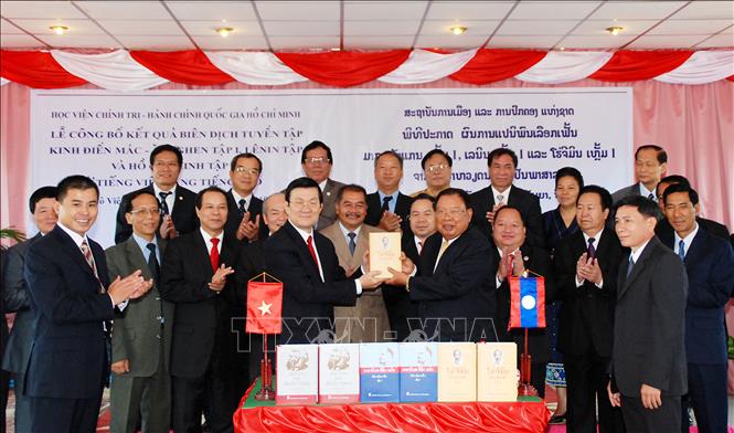Trong ảnh: Lễ công bố tập I của bộ Tuyển tập kinh điển Mác - Ăngghen - Lênin và Hồ Chí Minh bằng tiếng Lào, sáng 12/9/2010, tại thủ đô Vientiane. Ảnh: Phạm Kiên – TTXVN
