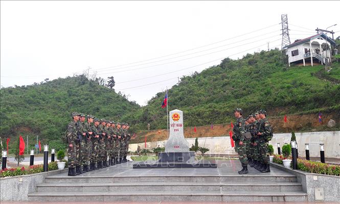 Trong ảnh: Đồn Biên phòng cửa khẩu Lóng Sập (tỉnh Sơn La) và Đại đội Biên phòng 214 (tỉnh Houphanne, Lào) tổ chức tuần tra chung trong khuôn khổ các hoạt động của chương trình giao lưu hữu nghị biên giới Việt Nam - Lào lần thứ nhất, ngày 23/7/2017. Ảnh: Nguyễn Cường - TTXVN