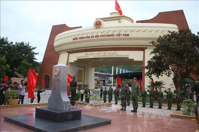 Trong ảnh: Lễ chào cột mốc và chứng kiến tuần tra chung của Bộ đội biên phòng hai nước tại khu vực cột mốc Quốc giới 605 thuộc khu vực biên giới Việt Nam - Lào, trong khuôn khổ chương trình Giao lưu hữu nghị biên giới Việt Nam – Lào năm 2019, tại thị trấn Lao Bảo, huyện Hướng Hóa, tỉnh Quảng Trị, ngày 30/7/2019. Ảnh: Thanh Thủy - TTXVN