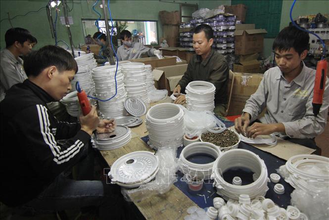 Các mặt hàng xuất khẩu chủ yếu của Việt Nam sang Lào là xăng dầu, sắt thép, phương tiện vận tải, sản phẩm từ sắt thép, xi măng, bánh kẹo và các sản phẩm từ ngũ cốc. Việt Nam là đối tác thương mại lớn thứ ba của Lào, sau Thái Lan và Trung Quốc. Trong ảnh: Công ty TNHH Điện cơ Aidi (Thái Bình) chuyên sản xuất đồ điện gia dụng phục vụ thị trường trong nước và xuất khẩu sang Lào, Campuchia. Ảnh: TTXVN