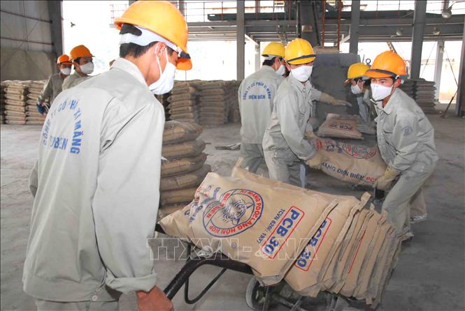 Trong ảnh: Các mặt hàng xuất khẩu chủ yếu của Việt Nam sang Lào là xăng dầu, sắt thép, phương tiện vận tải, sản phẩm từ sắt thép, xi măng, bánh kẹo và các sản phẩm từ ngũ cốc. Việt Nam là đối tác thương mại lớn thứ ba của Lào, sau Thái Lan và Trung Quốc. Ảnh: Hồng Kỳ - TTXVN