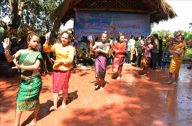 Trong ảnh: Ngày 15/4/2018, tại xã Krông Na, huyện Buôn Đôn (Đắk Lắk), Liên hiệp các tổ chức hữu nghị tỉnh Đắk Lắk và Hội hữu nghị Việt Nam – Lào tỉnh Đắk Lắk phối hợp với huyện Buôn Đôn tổ chức Tết cổ truyền Bunpimay – Lào 2018 cho cộng đồng dân tộc Lào cư trú trên địa bàn huyện Buôn Đôn. Ảnh: Tuấn Anh – TTXVN