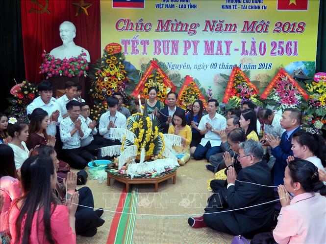 Trong ảnh: Hội Hữu nghị Việt Nam - Lào tỉnh Thái Nguyên phối hợp với Trường Cao đẳng Kinh tế - Tài chính Thái Nguyên tổ chức mừng Tết Bunpimay năm 2018 cho gần 2.000 lưu học sinh Lào đang học tập tại tỉnh Thái Nguyên. Ảnh: Quân Trang - TTXVN