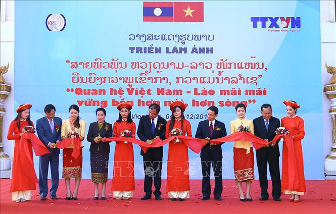 Trong ảnh: Sáng 6/12/2017, tại Cung Văn hóa Quốc gia ở thủ đô Vientiane, Thông tấn xã Việt Nam tổ chức khai mạc triển lãm ảnh với chủ đề “Quan hệ Việt Nam - Lào mãi mãi vững bền hơn núi, hơn sông”. Ảnh: Quang Quyết – TTXVN