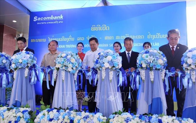 Trong ảnh: Ngày 29/9/2017, tại thị xã Kaysone Phomvihane, tỉnh Savannakhet, Ngân hàng TNHH Sài Gòn Thương Tín Lào (Sacombank Lào) chính thức khai trương và đưa vào hoạt động chi nhánh Savannakhet tại Khu trung tâm thương mại lớn nhất tỉnh, nơi tập trung đông dân cư và các doanh nghiệp hoạt động sản xuất của tỉnh Savannakhet. Ảnh: Phạm Kiên - TTXVN 