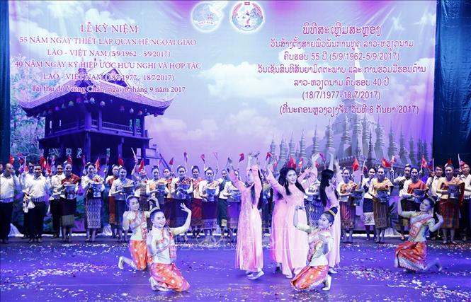 Trong ảnh: Chương trình văn nghệ đặc sắc tại Lễ mít tinh trọng thể kỷ niệm Năm đoàn kết, hữu nghị Việt Nam - Lào 2017, chiều 6/9/2017, tại thủ đô Vientiane. Ảnh: Phạm Kiên – TTXVN 