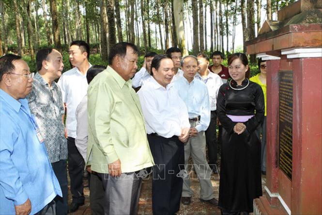 Trong ảnh: Đồng chí Bounnhang Volachith thăm di tích nơi ở và làm việc của đồng chí Kaysone Phomvihane tại thôn Làng Ngòi, xã Mỹ Bằng, huyện Yên Sơn, tỉnh Tuyên Quang. Ảnh: Dương Giang – TTXVN