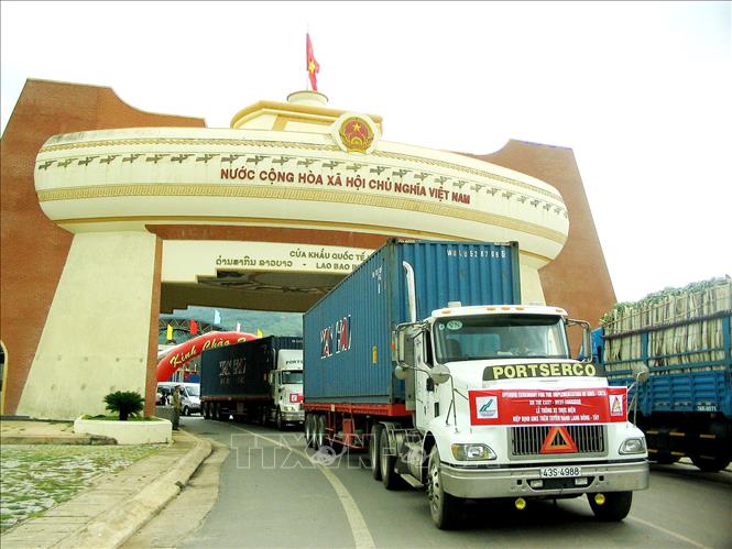 Trong ảnh: Ngày 11/6/2009, tại Cửa khẩu quốc tế Lao Bảo (Quảng Trị), Bộ Giao thông vận tải phối hợp với tỉnh Quảng Trị tổ chức Lễ thông xe thực hiện Hiệp định GMS-CBTA trên tuyến hành lang Đông – Tây. Ảnh: TTXVN