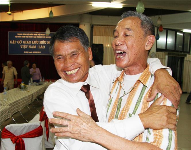 Trong ảnh: Các cựu chuyên gia quân tình nguyện Việt Nam và đại biểu Lào tại buổi gặp gỡ, giao lưu hữu nghị Việt Nam – Lào, tối 3/9/2010, tại Hà Nội, do Trung ương Hội hữu nghị Việt Nam – Lào (Liên hiệp các tổ chức hữu nghị Việt Nam) và Hội hữu nghị Việt Nam – Lào thành phố Hà Nội phối hợp tổ chức. Ảnh: Doãn Tấn – TTXVN