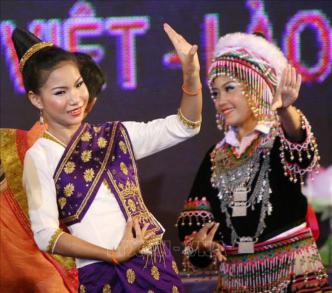 Trong ảnh: Chương trình Giao lưu văn hóa, thể thao và du lịch vùng biên giới Việt Nam - Lào năm 2012, tối 18/8/2012, tại Hà Tĩnh. Ảnh: Thanh Tùng-TTXVN