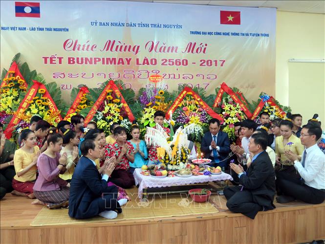 Trong ảnh: Chương trình đón Tết cổ truyền Bunpimay năm 2017 của học sinh, sinh viên Lào đang học tập, nghiên cứu tại Trường Đại học Công nghệ Thông tin và Truyền thông (TP. Thái Nguyên). Ảnh: Thu Hằng - TTXVN