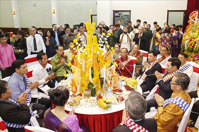 Trong ảnh: Tối 7/4/2017, tại Hà Nội, Đại sứ quán Lào tổ chức Lễ đón mừng Tết cổ truyền Bunpimay 2017 của nhân dân các dân tộc Lào với sự tham dự của nhiều lãnh đạo cấp cao Đảng, Nhà nước Việt Nam. Ảnh: Văn Điệp – TTXVN