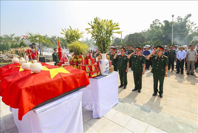Trong ảnh: Sáng 23/5/2017, tỉnh Điện Biên tổ chức trọng thể Lễ đón nhận, truy điệu và an táng 30 hài cốt liệt sĩ quân tình nguyện Việt Nam hy sinh tại nước bạn Lào. Ảnh: Xuân Tư – TTXVN