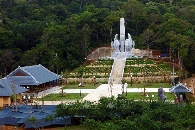 Bản Lao Khô thuộc xã Phiêng Khoài, huyện Yên Châu, tỉnh Sơn La là một địa danh, một biểu tượng cao đẹp của tình quân dân Việt Nam - Lào trong kháng chiến chống thực dân Pháp. Đây cũng là một trong những căn cứ cách mạng đầu tiên dọc biên giới Việt Nam - Lào, nơi để lại dấu ấn đậm nét về sự giúp đỡ của người dân trong vùng đối với người chỉ huy của Ban xung phong Lào - Bắc (Lào) là Chủ tịch Kaysone Phomvihane. Đồng chí Kaysone Phomvihane và Ban xung phong Lào - Bắc đã được đồng bào bản Phiêng Sa nuôi giấu và cho mượn đất để xây dựng cơ sở trong thời gian hoạt động bí mật tại đây. Trong ảnh: Khu di tích Cách mạng Việt Nam - Lào tại bản Lao Khô. Ảnh: Hữu Quyết – TTXVN