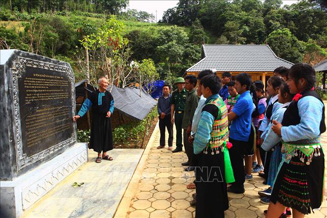 Trong ảnh: Nhân dân tỉnh Sơn La tham quan Khu di tích Cách mạng Việt Nam - Lào tại bản Lao Khô,xã Phiêng Khoài, huyện Yên Châu - một trong những căn cứ cách mạng đầu tiên dọc biên giới Việt Nam - Lào, nơi để lại dấu ấn đậm nét về sự giúp đỡ của người dân trong vùng đối với người chỉ huy của Ban xung phong Lào - Bắc (Lào) là Chủ tịch Kaysone Phomvihane. Đồng chí Kaysone Phomvihane và Ban xung phong Lào - Bắc đã được đồng bào bản Phiêng Sa nuôi giấu và cho mượn đất để xây dựng cơ sở trong thời gian hoạt động bí mật tại đây. Ảnh: Hữu Quyết – TTXVN
