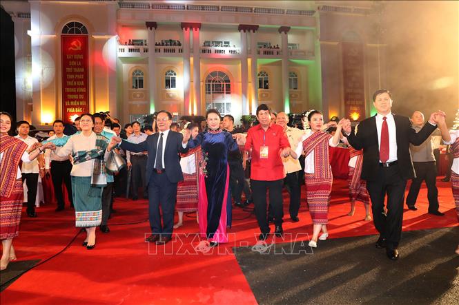 Trong ảnh: Chủ tịch Quốc hội Nguyễn Thị Kim Ngân, Chủ tịch Quốc hội Lào Pany Yathotou và đại biểu hai nước giao lưu vòng xòe truyền thống tại đêm khai mạc Ngày hội giao lưu Văn hóa, Thể thao và Du lịch vùng biên giới Việt Nam – Lào lần thứ hai, tại Sơn La, tối 5/7/2017. Ảnh: Trọng Đức – TTXVN