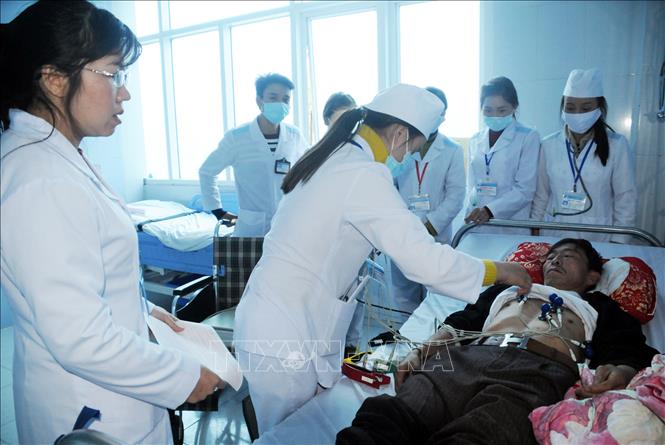 Trong ảnh: Các lưu học sinh Lào tại Trường Trung cấp Y tế Lai Châu thực tập ở Khoa Nội, Bệnh viện Đa khoa tỉnh Lai Châu. Ảnh: Nguyễn Công Hải – TTXVN
