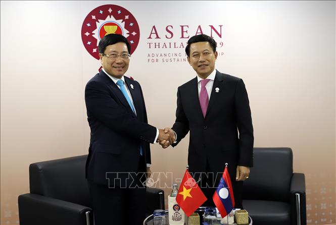 Trong ảnh: Phó Thủ tướng, Bộ trưởng Ngoại giao Phạm Bình Minh gặp Bộ trưởng Ngoại giao Lào Saleumxay Kommasith bên lề Hội nghị Bộ trưởng Ngoại giao ASEAN lần thứ 52 và các hội nghị có liên quan tại Thái Lan, ngày 31/7/2019. Ảnh: Ngọc Quang - TTXVN