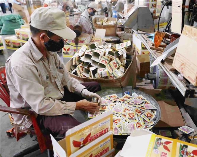 Các mặt hàng xuất khẩu chủ yếu của Việt Nam sang Lào là xăng dầu, sắt thép, phương tiện vận tải, sản phẩm từ sắt thép, xi măng, bánh kẹo và các sản phẩm từ ngũ cốc. Việt Nam là đối tác thương mại lớn thứ ba của Lào, sau Thái Lan và Trung Quốc. Trong ảnh: Công ty TNHH Việt Thắng (VITHACO) chuyên gia công thuốc bảo vệ thực vật, thức ăn chăn nuôi và kinh doanh phân bón phục vụ trong nông nghiệp, cung cấp cho thị trường trong nước và xuất khẩu sang Lào và Campuchia. Ảnh: Vũ Sinh – TTXVN