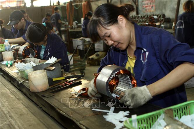 Các mặt hàng xuất khẩu chủ yếu của Việt Nam sang Lào là xăng dầu, sắt thép, phương tiện vận tải, sản phẩm từ sắt thép, xi măng, bánh kẹo và các sản phẩm từ ngũ cốc. Việt Nam là đối tác thương mại lớn thứ ba của Lào, sau Thái Lan và Trung Quốc. Trong ảnh: Công ty TNHH Cơ khí Toàn Phát (Hải Dương) chuyên sản xuất động cơ điện, máy bơm nước và máy nông cụ tiêu thụ trong nước và xuất khẩu sang Lào, Campuchia, Nam Phi. Ảnh: Vũ Sinh – TTXVN
