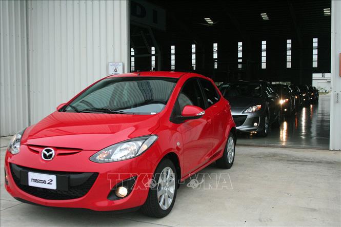 Các mặt hàng xuất khẩu chủ yếu của Việt Nam sang Lào là xăng dầu, sắt thép, phương tiện vận tải, sản phẩm từ sắt thép, xi măng, bánh kẹo và các sản phẩm từ ngũ cốc. Việt Nam là đối tác thương mại lớn thứ ba của Lào, sau Thái Lan và Trung Quốc. Trong ảnh: Công ty Vina Mazdatại (Khu phức hợp ô tô Chu Lai - Trường Hải, tỉnh Quảng Nam) bàn giao lô xe du lịch Mazda xuất khẩu sang Lào. Ảnh: Nguyễn Sơn - TTXVN