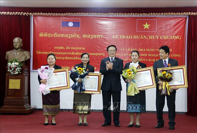 Trong ảnh: Trưởng Ban Đối ngoại Trung ương Hoàng Bình Quân với các cán bộ Ban Đối ngoại Lào được tặng Huân chương Hữu nghị của Chủ tịch nước Việt Nam. Ảnh: Phạm Kiên – TTXVN 