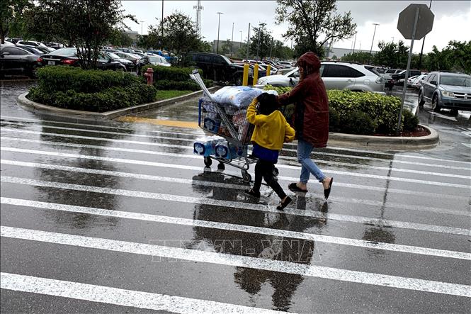 Trong ảnh: Bão Dorian đổ bộ gây mưa lớn tại Fort Lauderdale, bang Florida, Mỹ ngày 2/9/2019. Ảnh: AFP/TTXVN