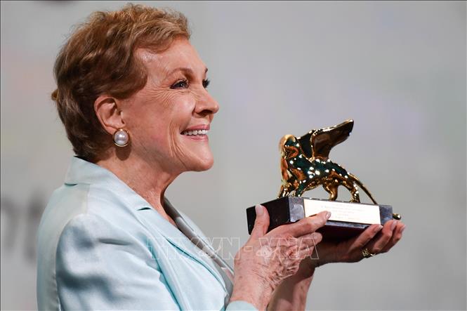 Trong ảnh: Minh tinh người Anh Julie Andrews được vinh danh giải Sư tử Vàng thành tựu trọn đời tại Liên hoan phim quốc tế Venice lần thứ 76 ở Venice Lido, Italy ngày 2/9/2019. Ảnh: AFP/TTXVN