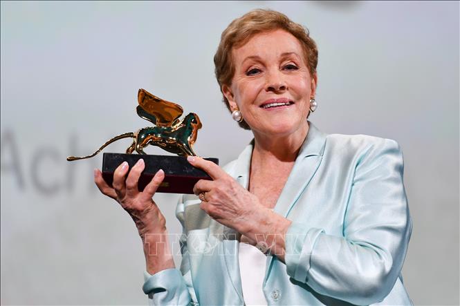 Trong ảnh: Minh tinh người Anh Julie Andrews được vinh danh giải Sư tử Vàng thành tựu trọn đời tại Liên hoan phim quốc tế Venice lần thứ 76 ở Venice Lido, Italy ngày 2/9/2019. Ảnh: AFP/TTXVN