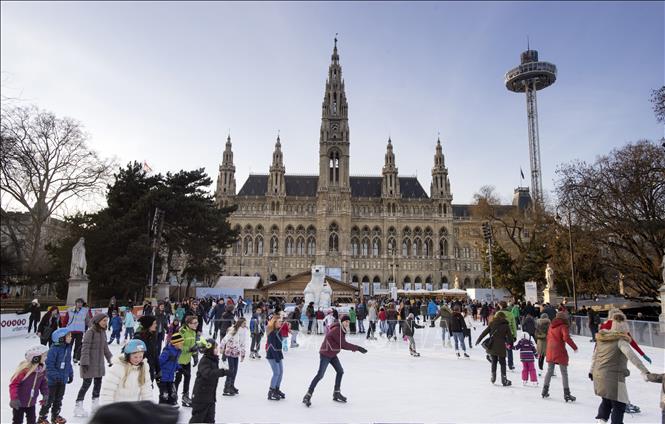 Trong ảnh (tư liệu): Người dân trượt băng tại quảng trường phía trước Tòa thị chính Vienna, Áo. Ảnh: AFP/ TTXVN