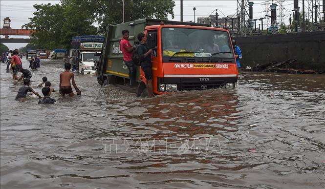 Trong ảnh: Cảnh ngập lụt sau những trận mưa lớn tại Mumbai, Ấn Độ. Ảnh: AFP/TTXVN